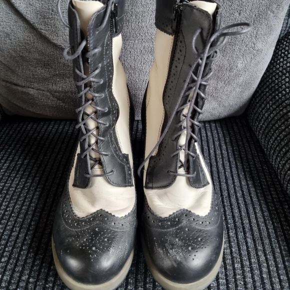 Dr martens Regina black/white brouge boots10 hole lace upVictoriana styleUk 5 - Picture 2 of 4